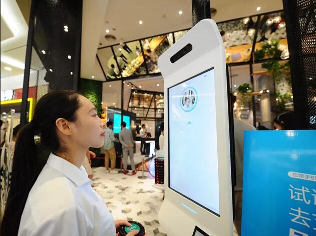 靠脸吃饭的时代真要来了！支付宝刷脸支付开始普及